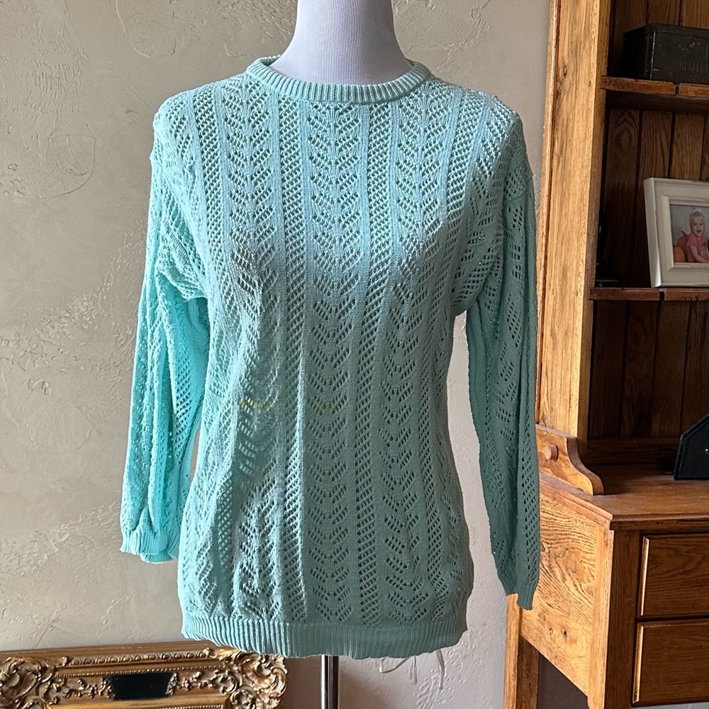 Neiman Marcus Green Crew Neck Sweater with Cable Knit Design